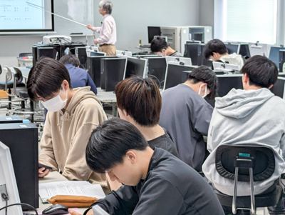 真剣に聞く学生たち