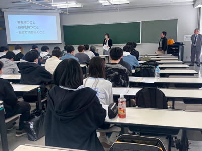 学科長の言葉を真剣に聞く新入生たち