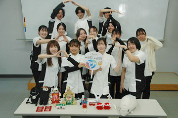 壮行会の様子。合格祈願のお守りグッズと一緒にパチリ。