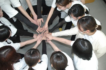 「全員合格するぞー！」の掛け声で円陣を組みました。