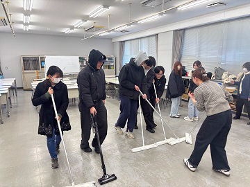 最後に、この半年間、勉強に毎日通った教室に感謝の気持ちをこめて全員で掃除をしました。