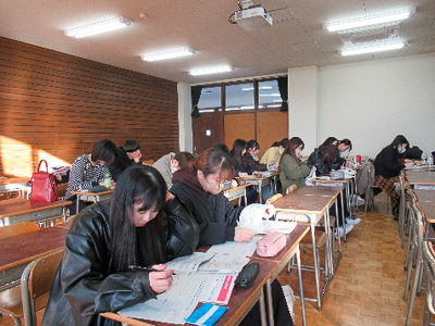 個人ワークに取り組むゼミ生