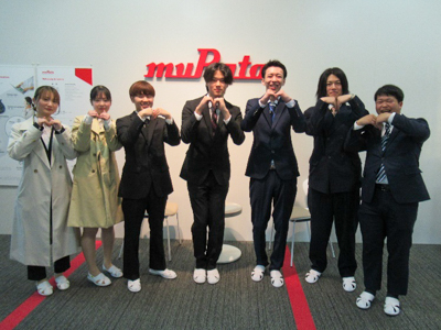 MurataのMマークでポーズ