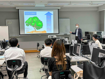 鈴木副学科長による学科紹介