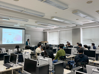 一緒にリラクゼーションを取り組む新入生