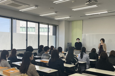 新入生ガイダンスにて、藤原専攻長のお話を真剣に聞く新入生の皆さん