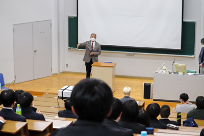 鈴木陽一学科長からの激励の様子
