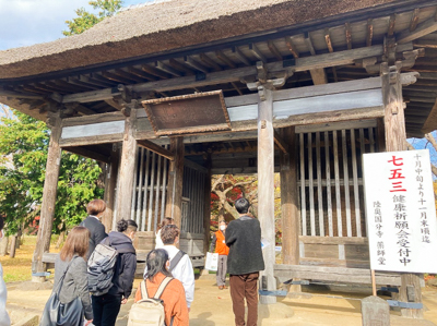 仁王門の説明を受けている学生たち