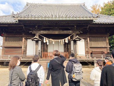 国分寺薬師堂を見る学生たち　