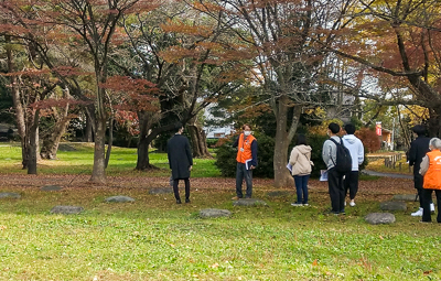 （七重塔伽藍の説明 : 左奥に見えるのが七重塔基壇）