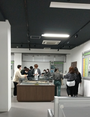 歴史探訪ミュージアム内の白石城レプリカの見学風景