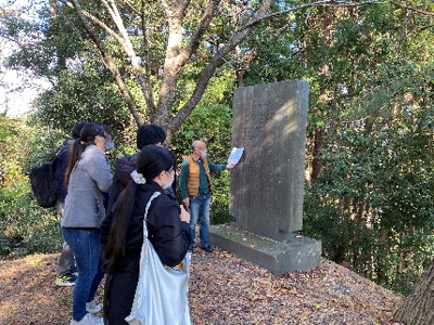 エドマンド・ブランデンの詩碑