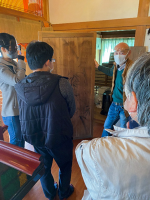 天麟院内の蕪村筆“竹の圖”の板戸