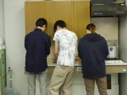 仙台芋煮をつくる４年生