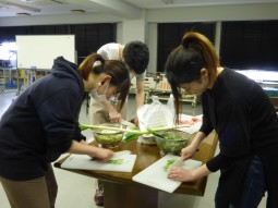 理学療法学専攻の４年生が仙台芋煮をつくる