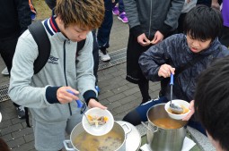 先輩の作った仙台芋煮を食べる