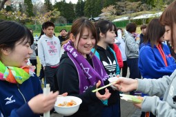 先輩の作った仙台芋煮を食べる