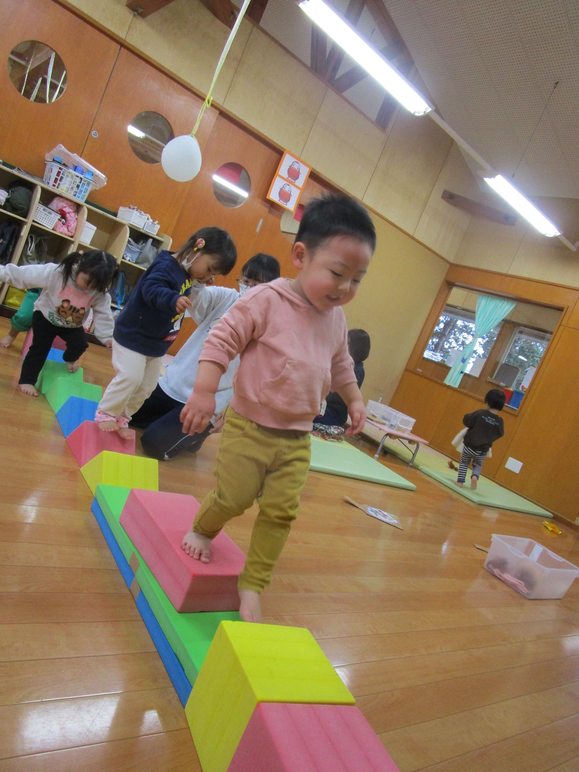 ブロックの上を歩く男の子