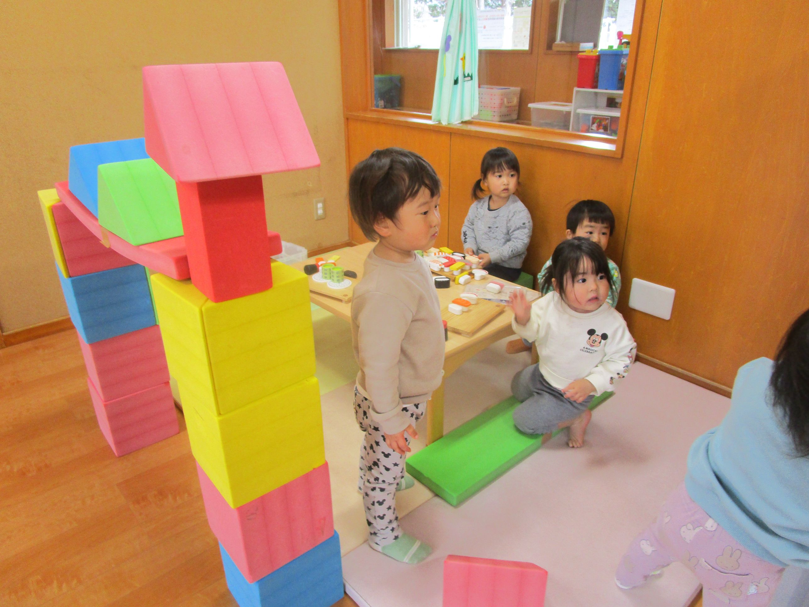 ごっこ遊びをする子ども