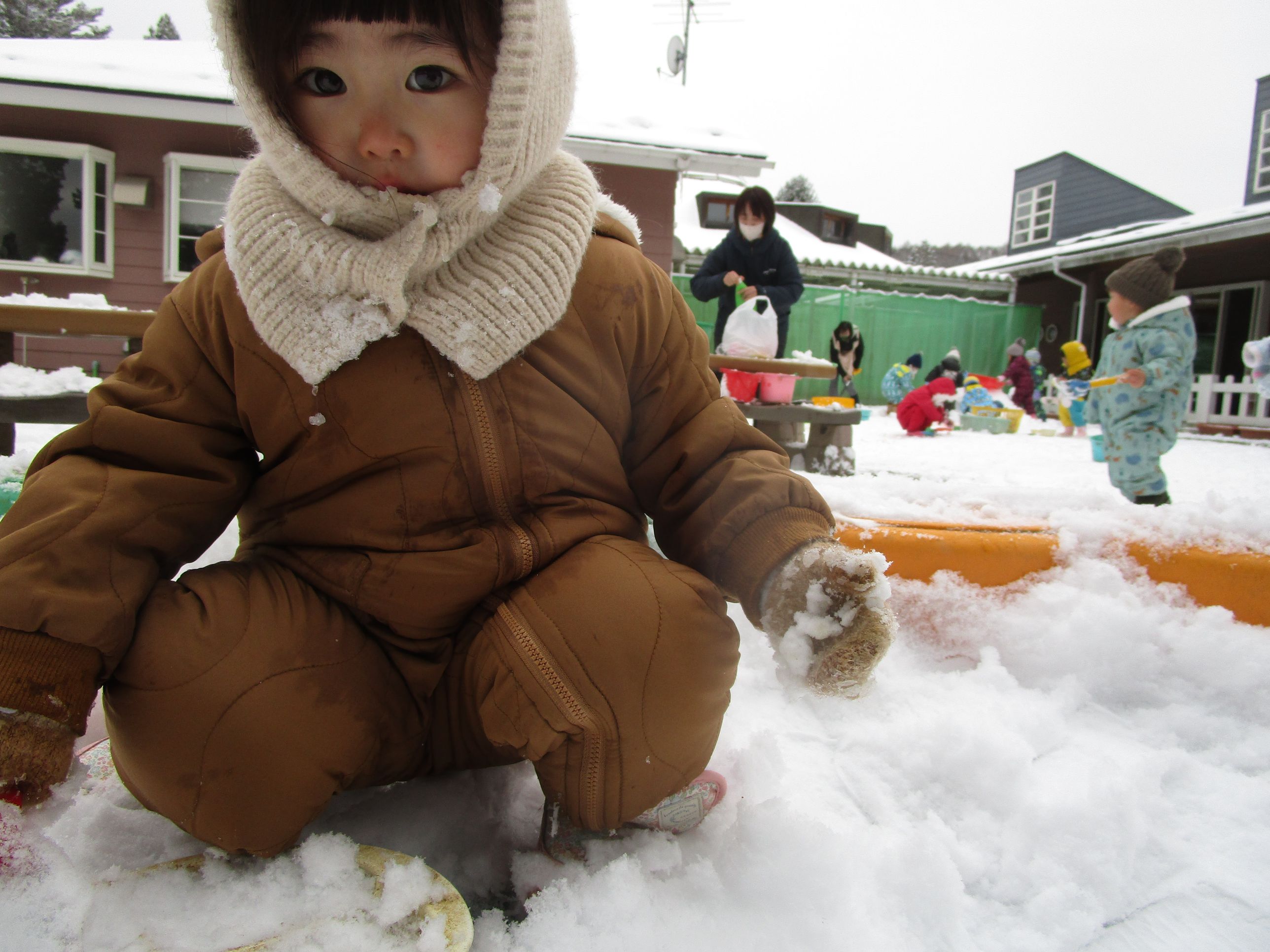 雪の上に座る女の子