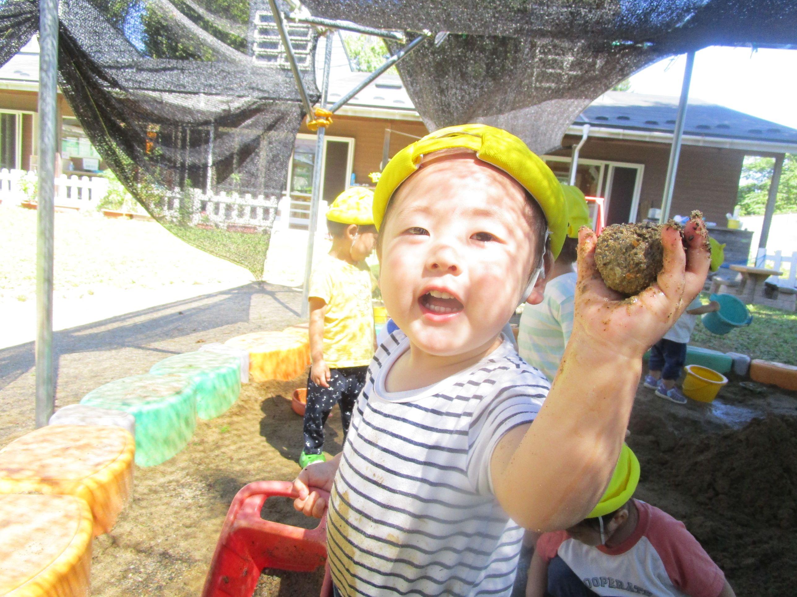 泥団子をもつ男の子