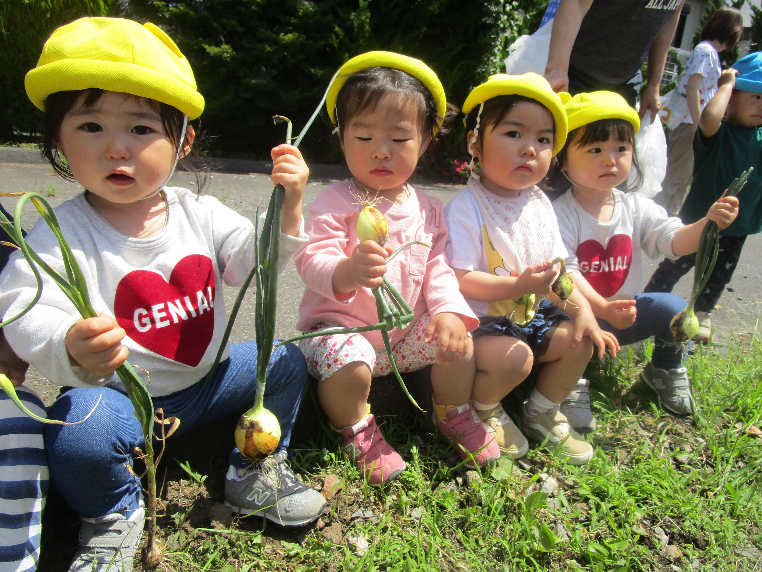タマネギを持つ子どもたち