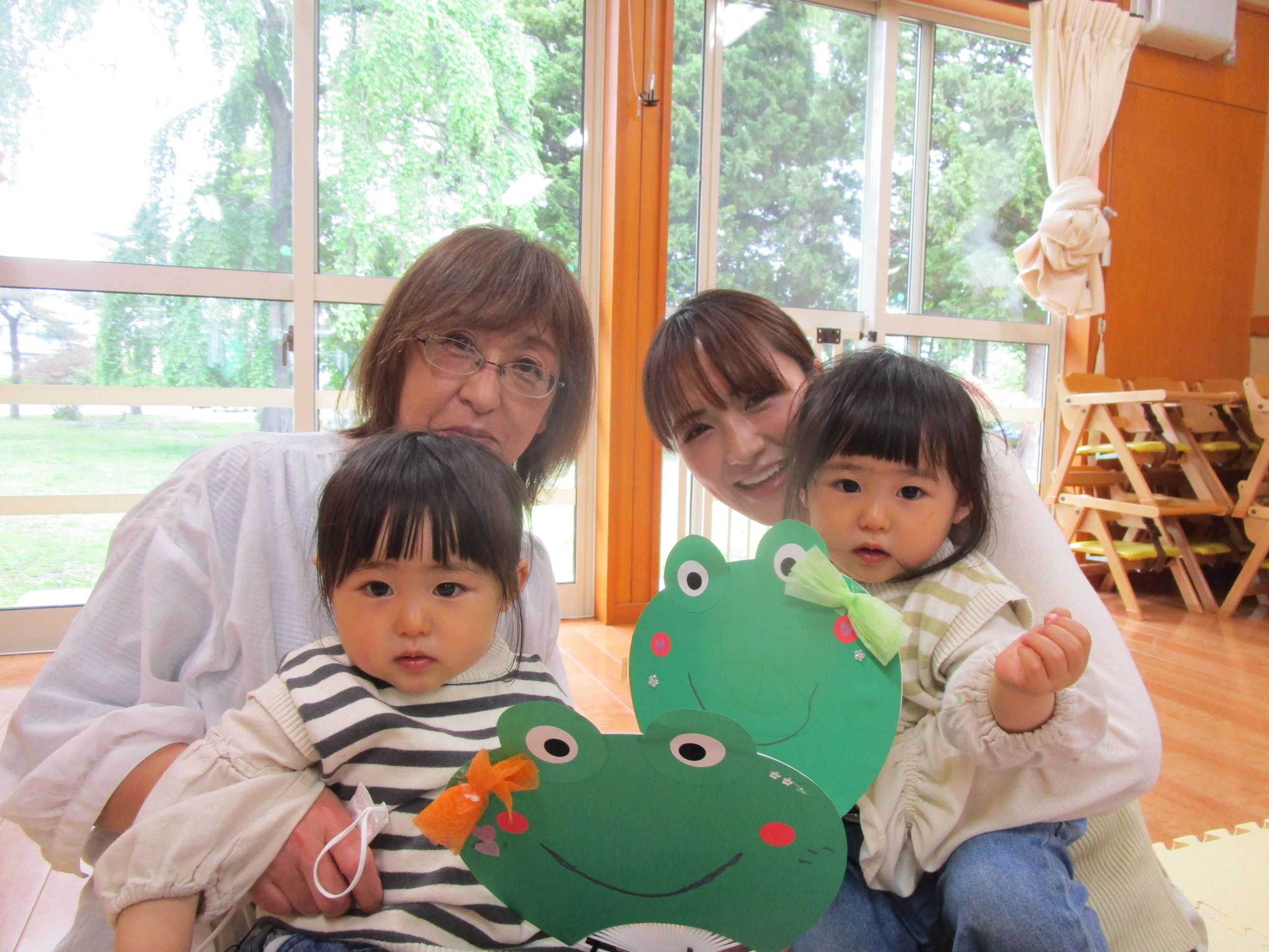 お母さん、おばあちゃんと二人の女の子