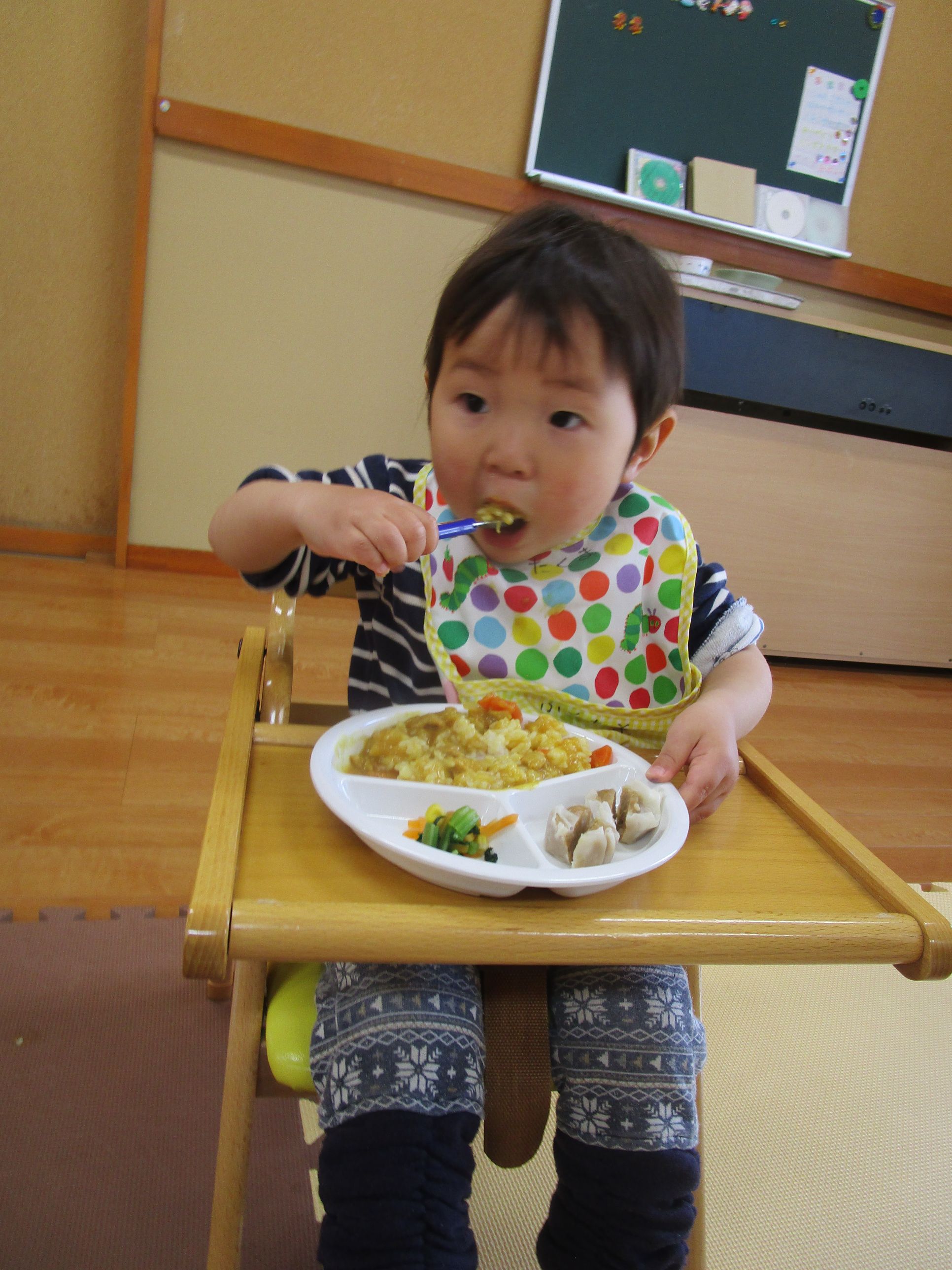 カレーを食べる男の子