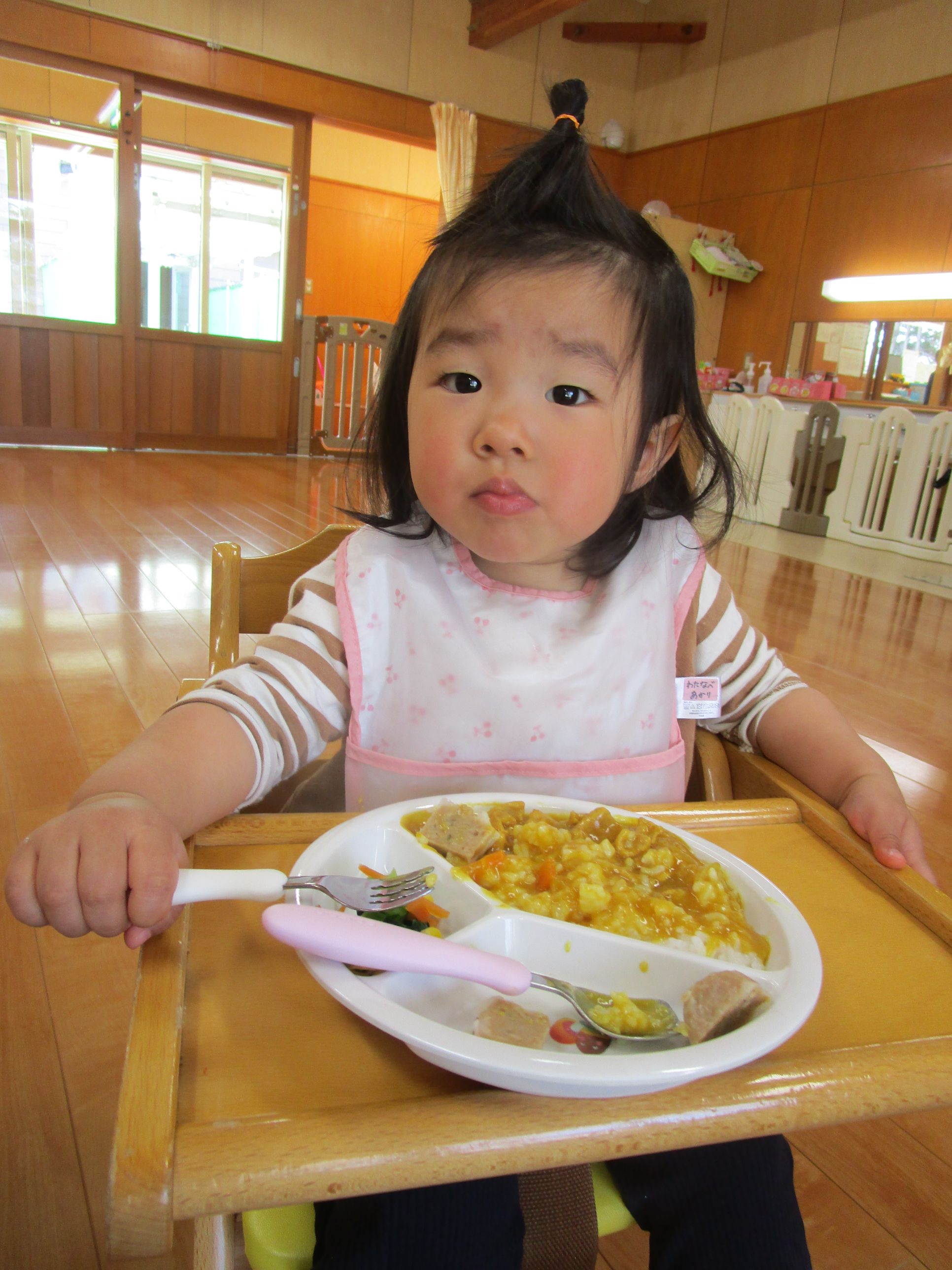 カレーを食べる女の子