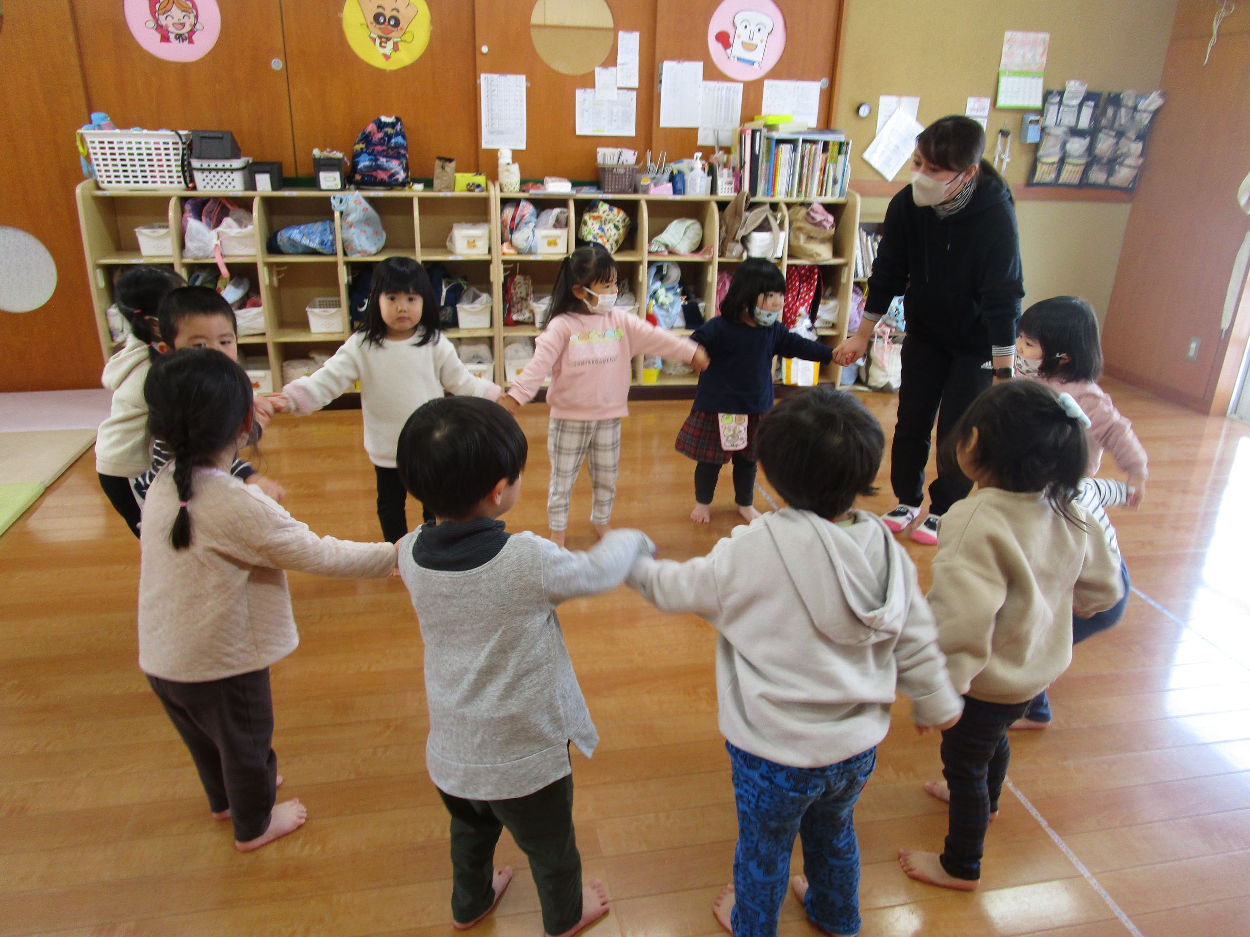 手をつなぐ子ども