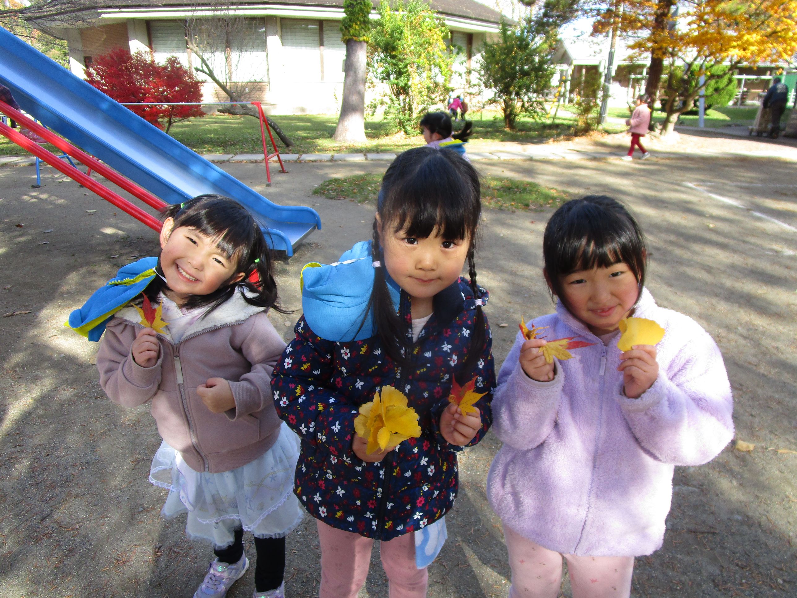 落ち葉遊び