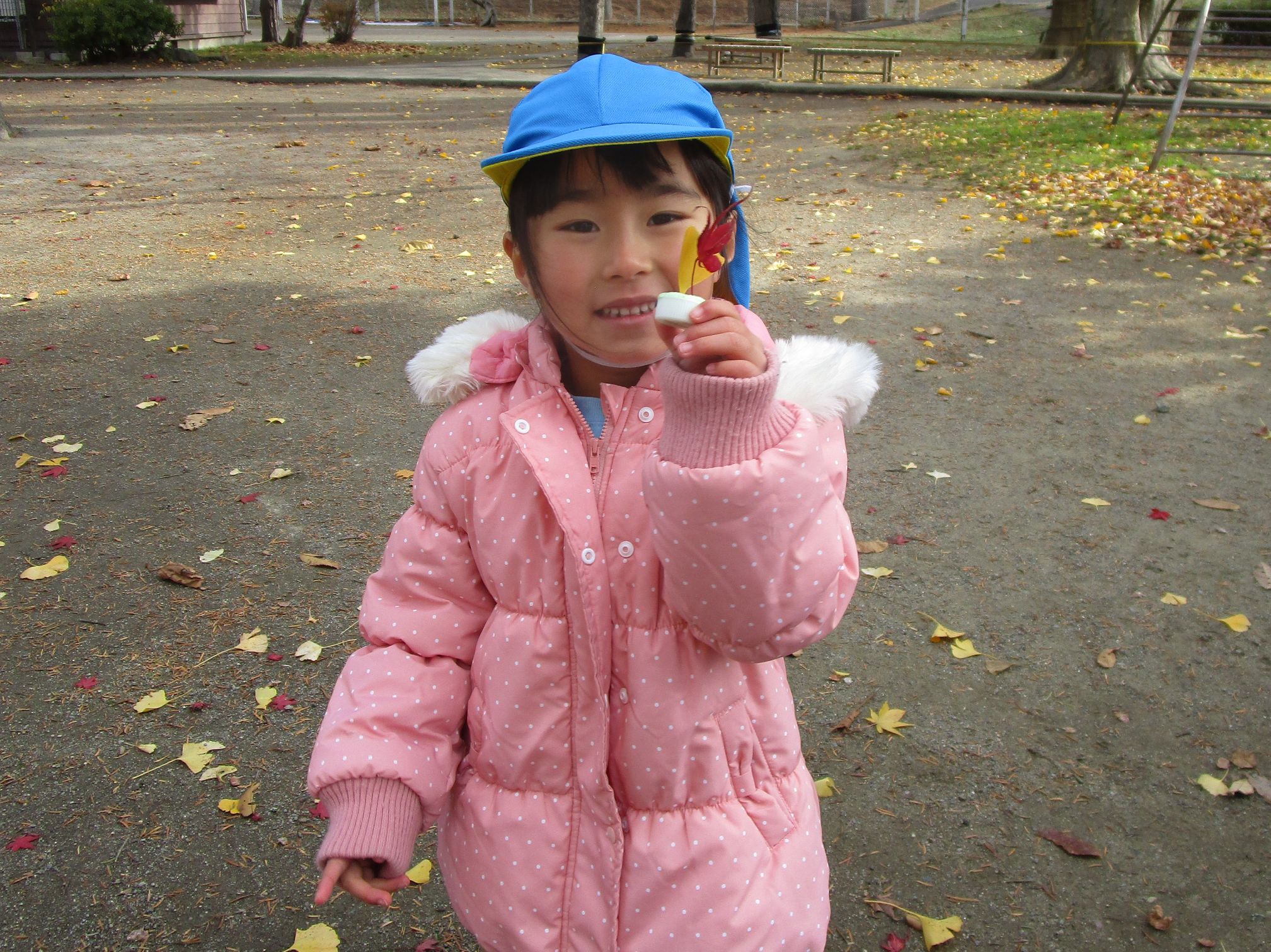 落ち葉遊び