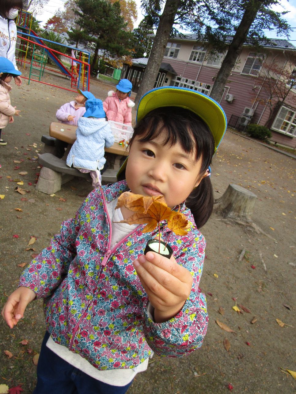 落ち葉遊び