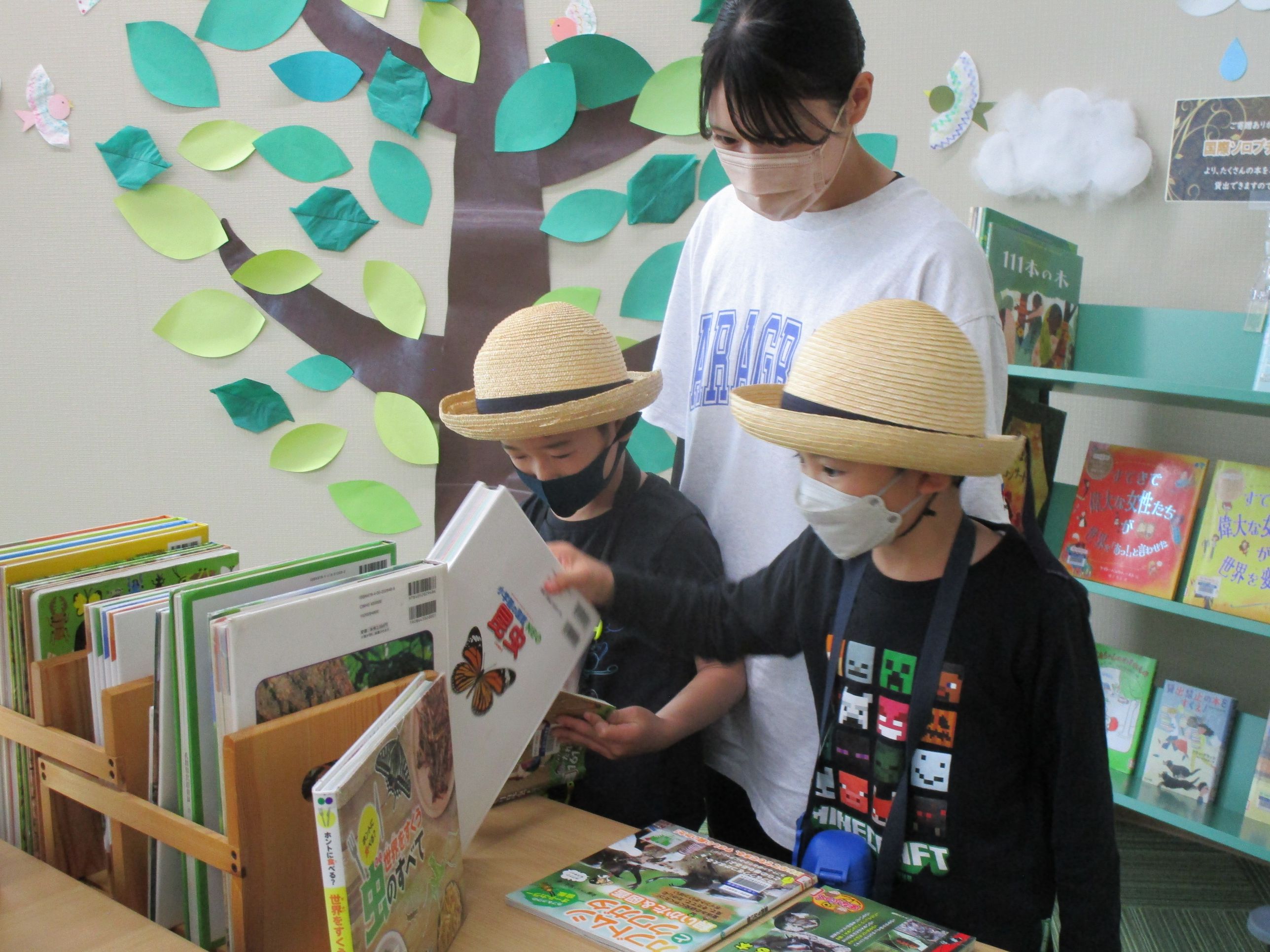 絵本を探す2人
