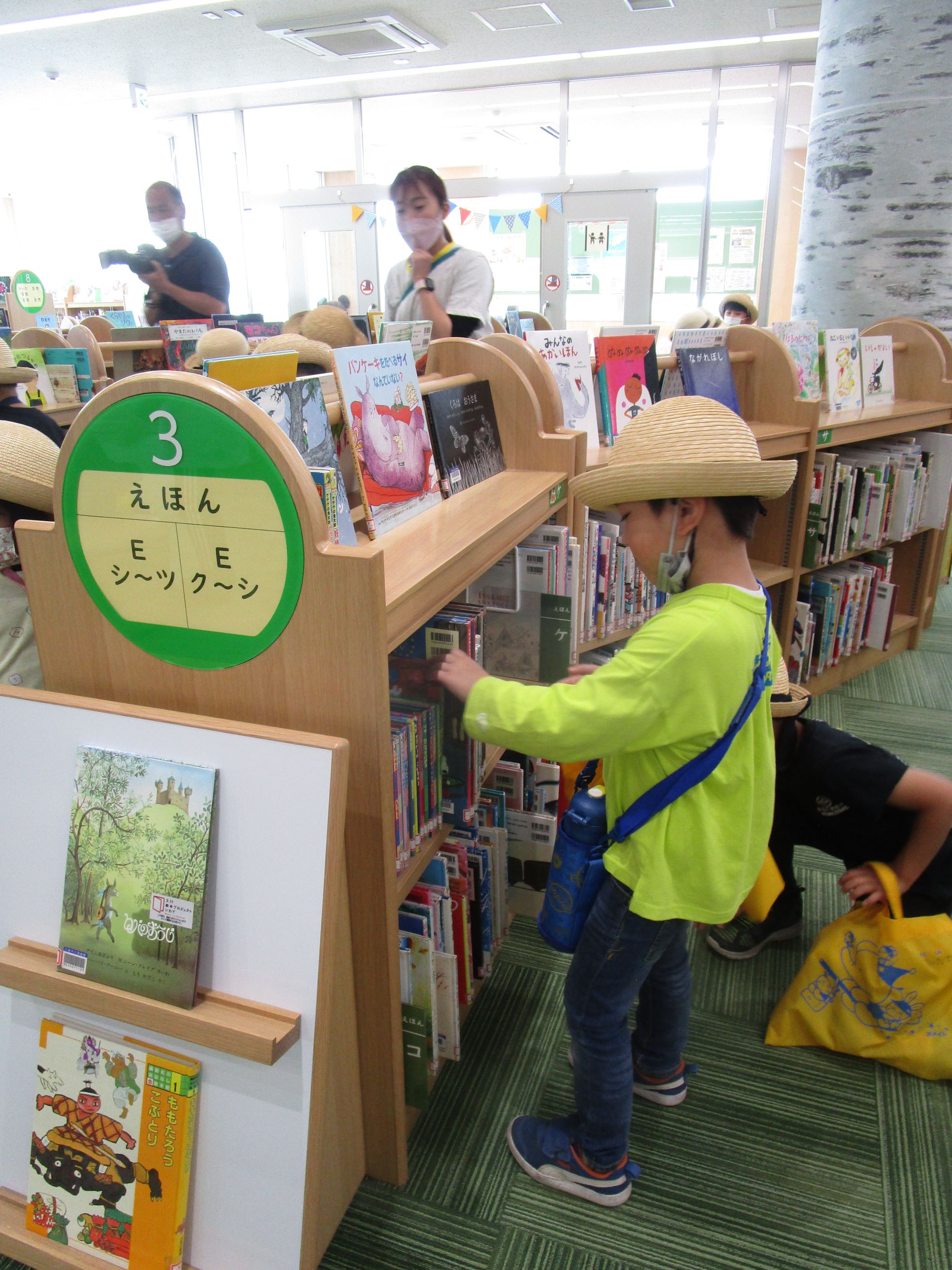 絵本を探す男の子