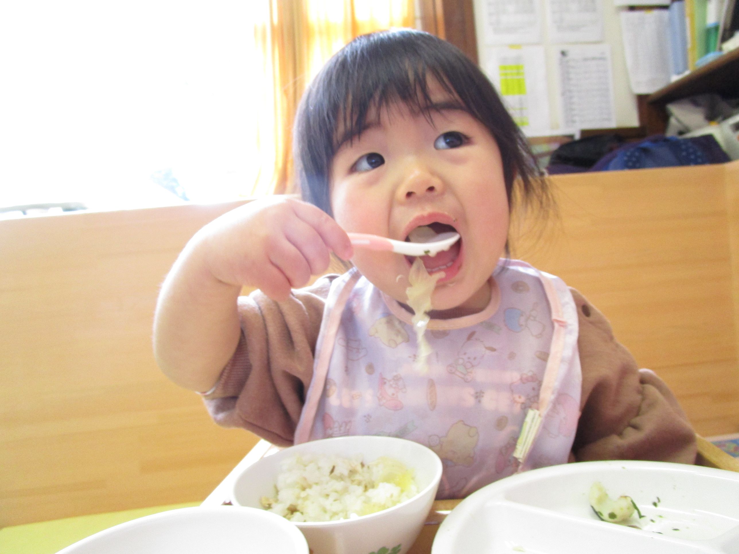 おかずを食べる女の子