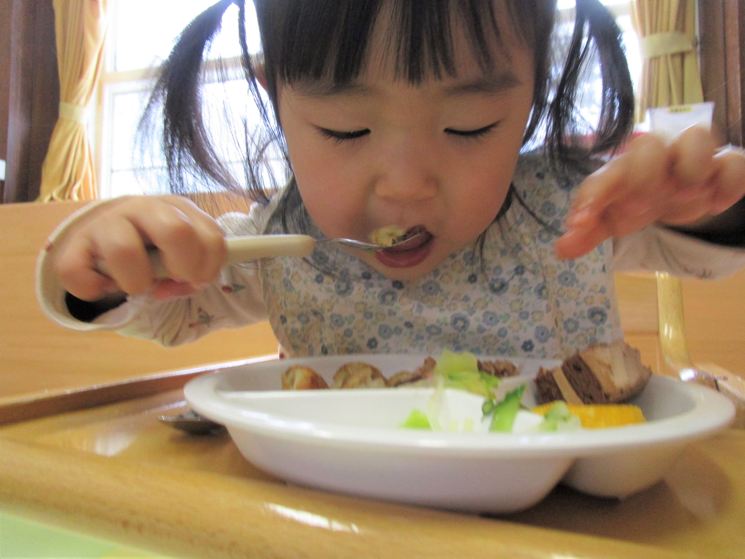 おかずを食べる女の子