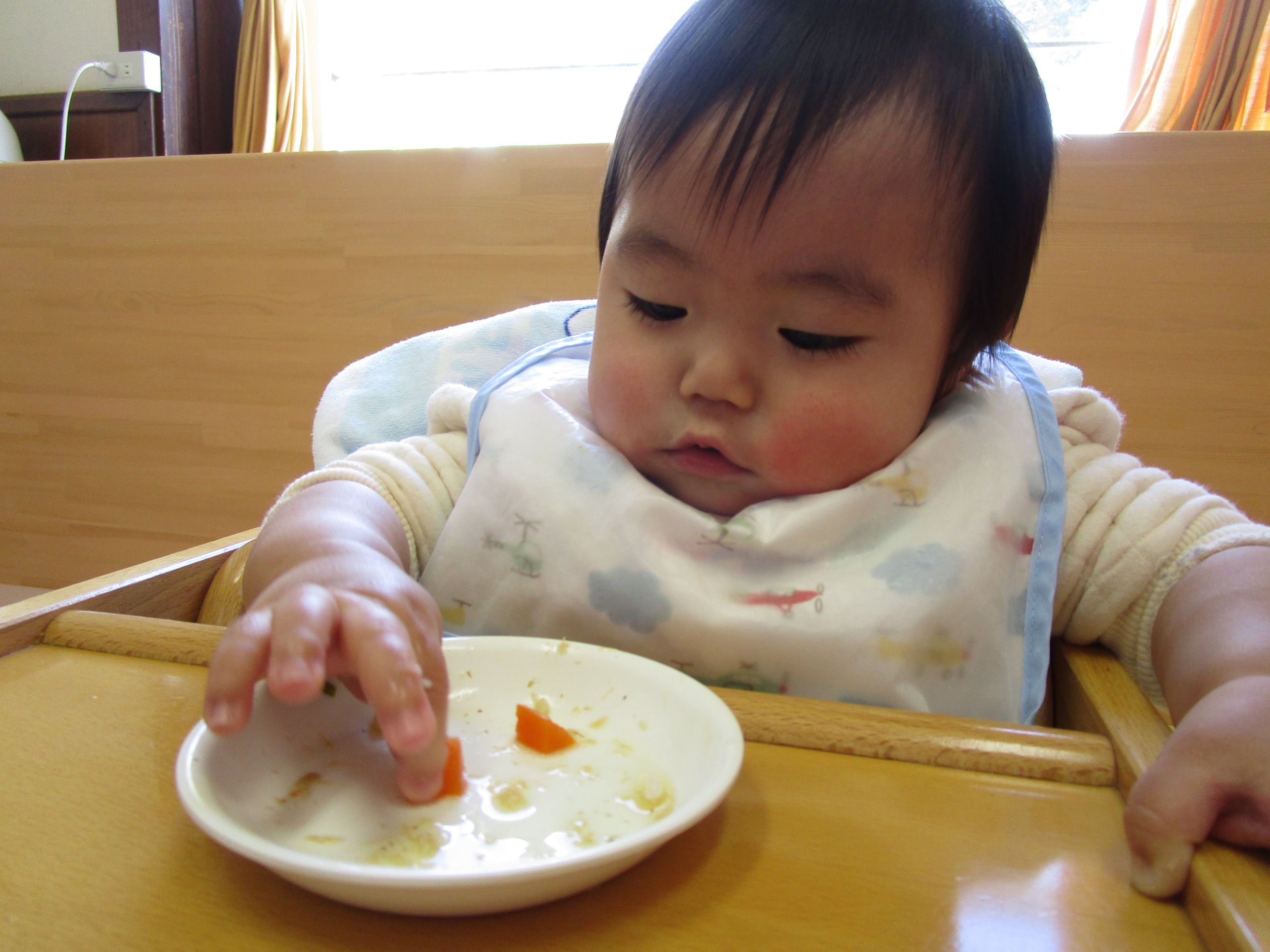 おかずをつまむ男の子