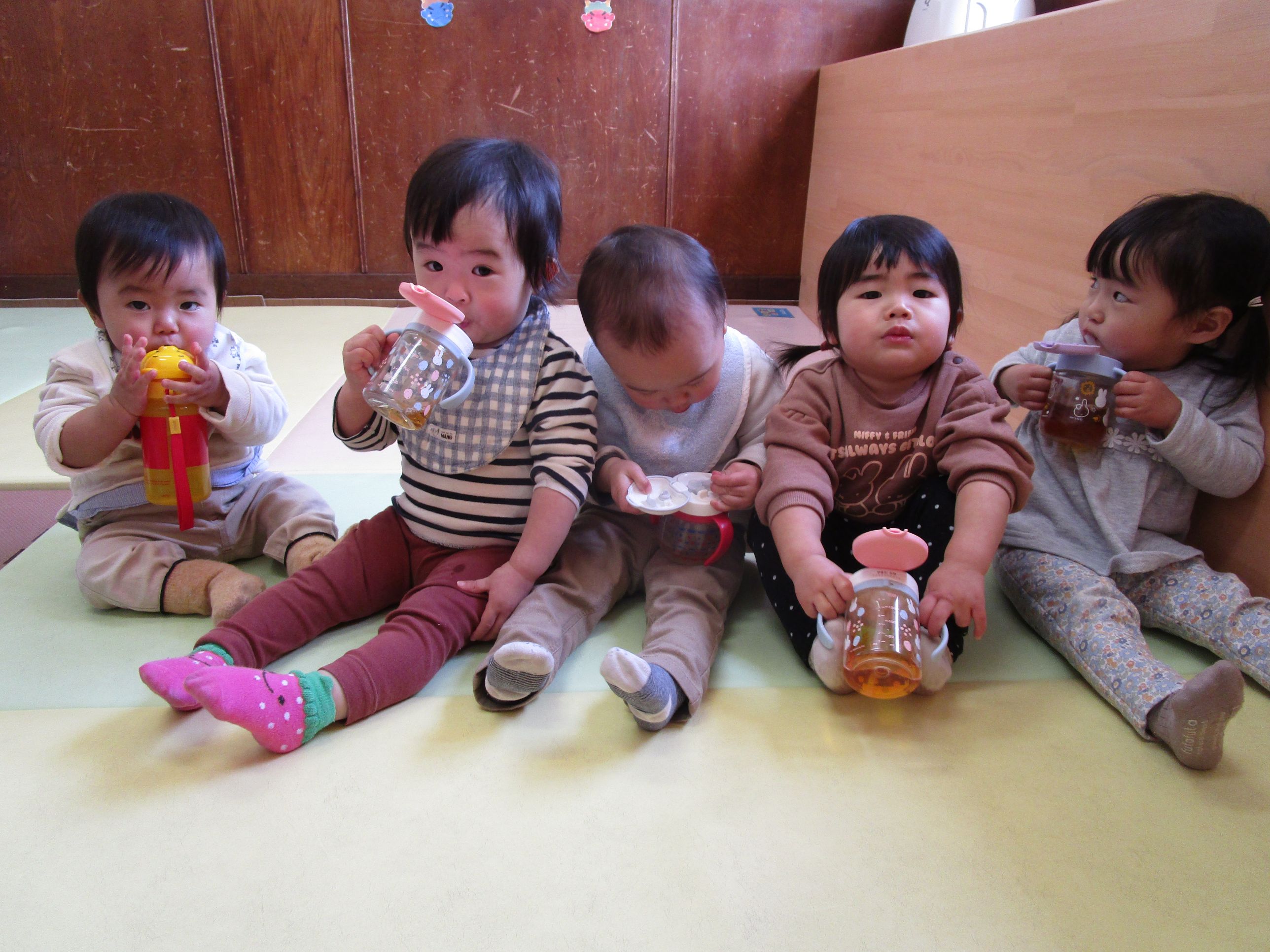 お茶を飲む子ども達