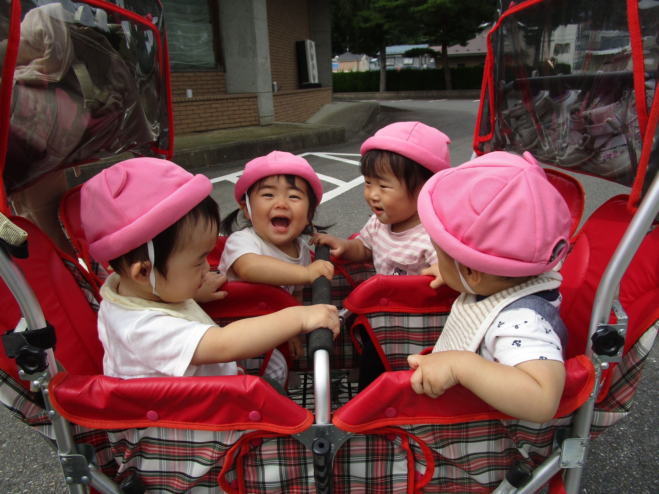 カートに乗る4人の子ども達