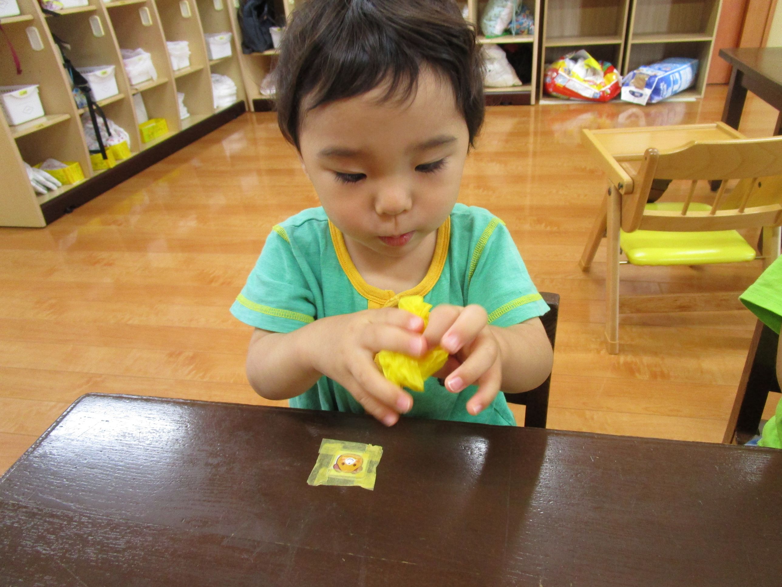 花紙を丸める男の子