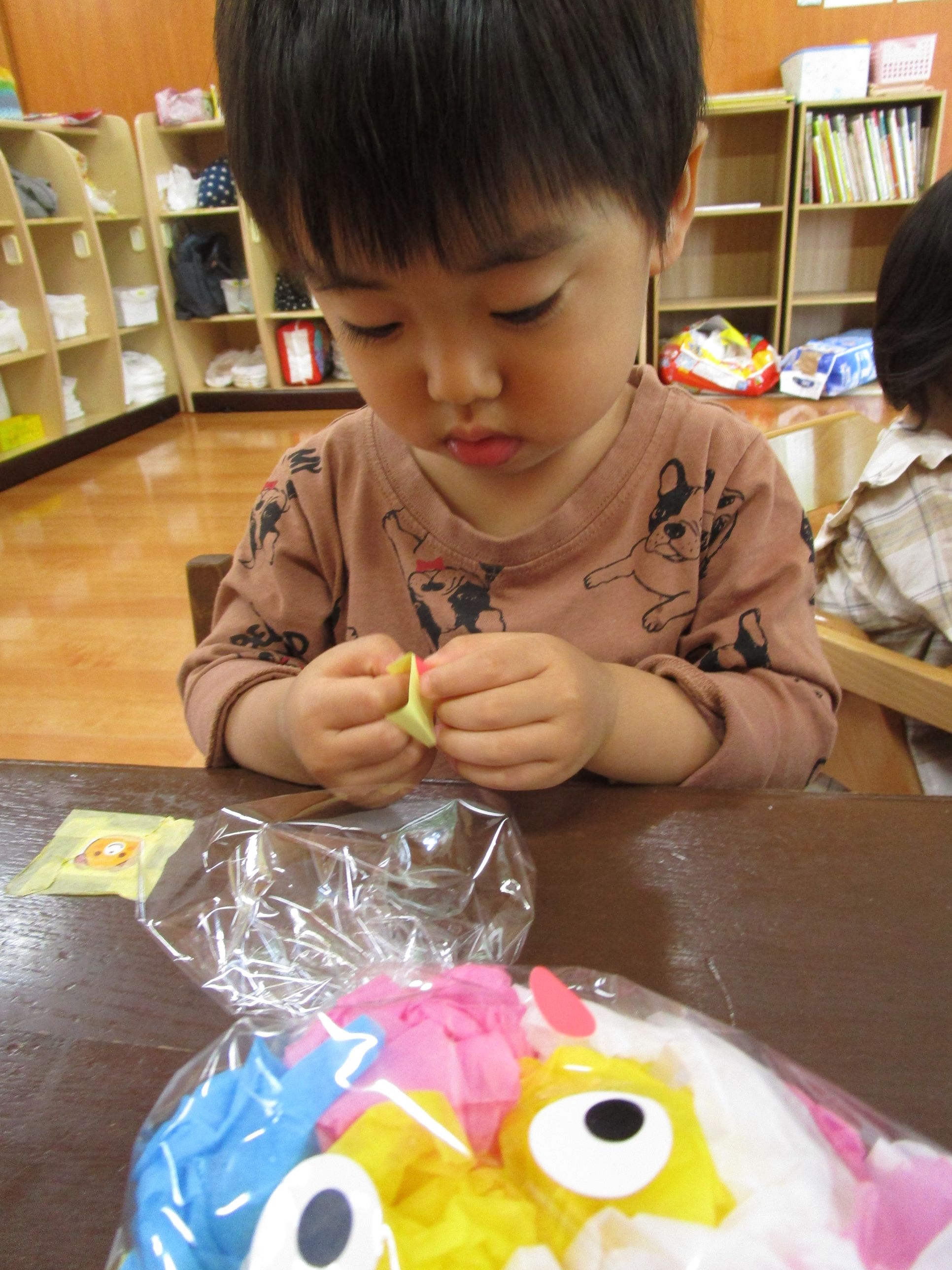 シールをはがす男の子
