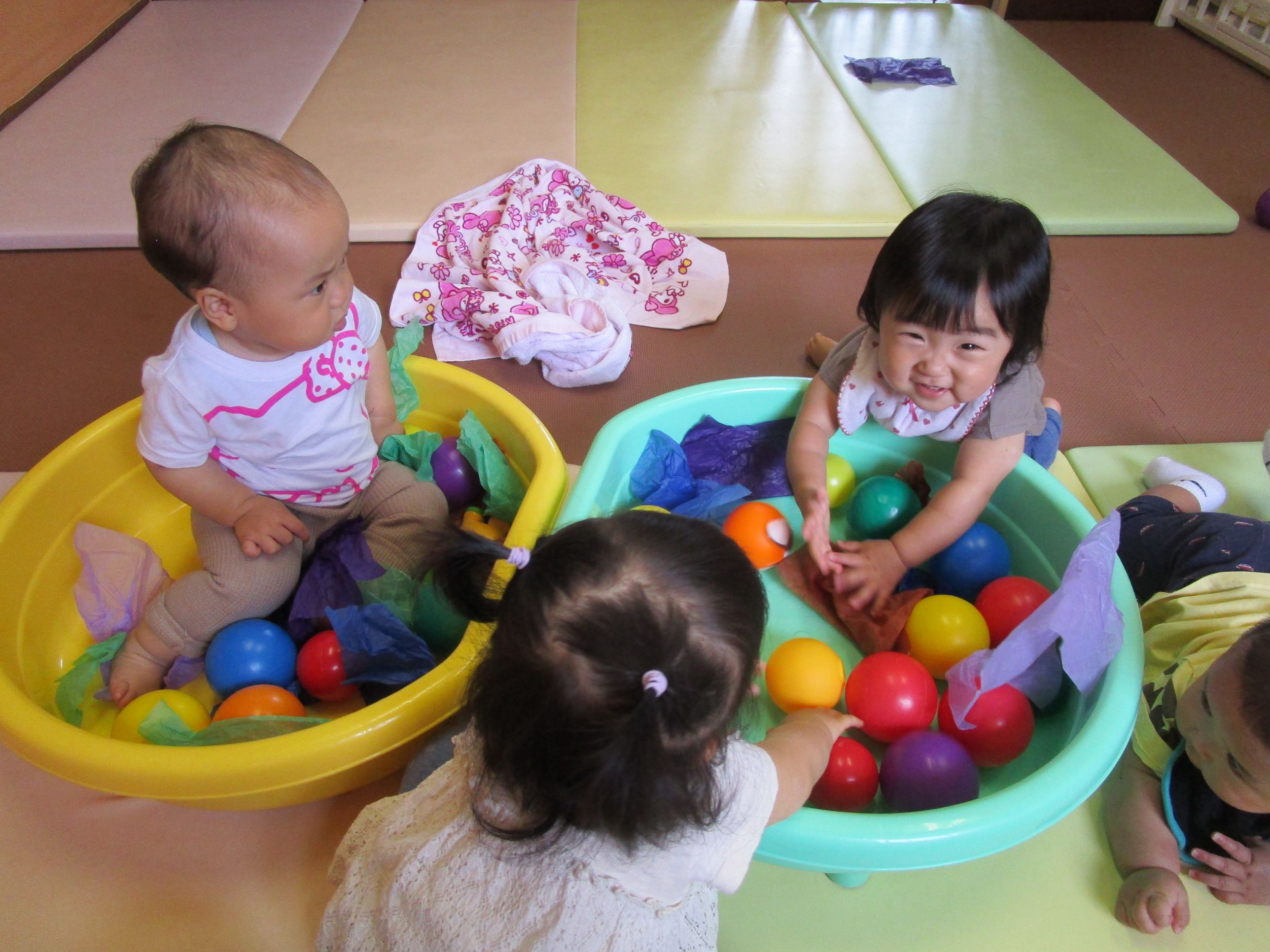 ボールで遊ぶ子ども達