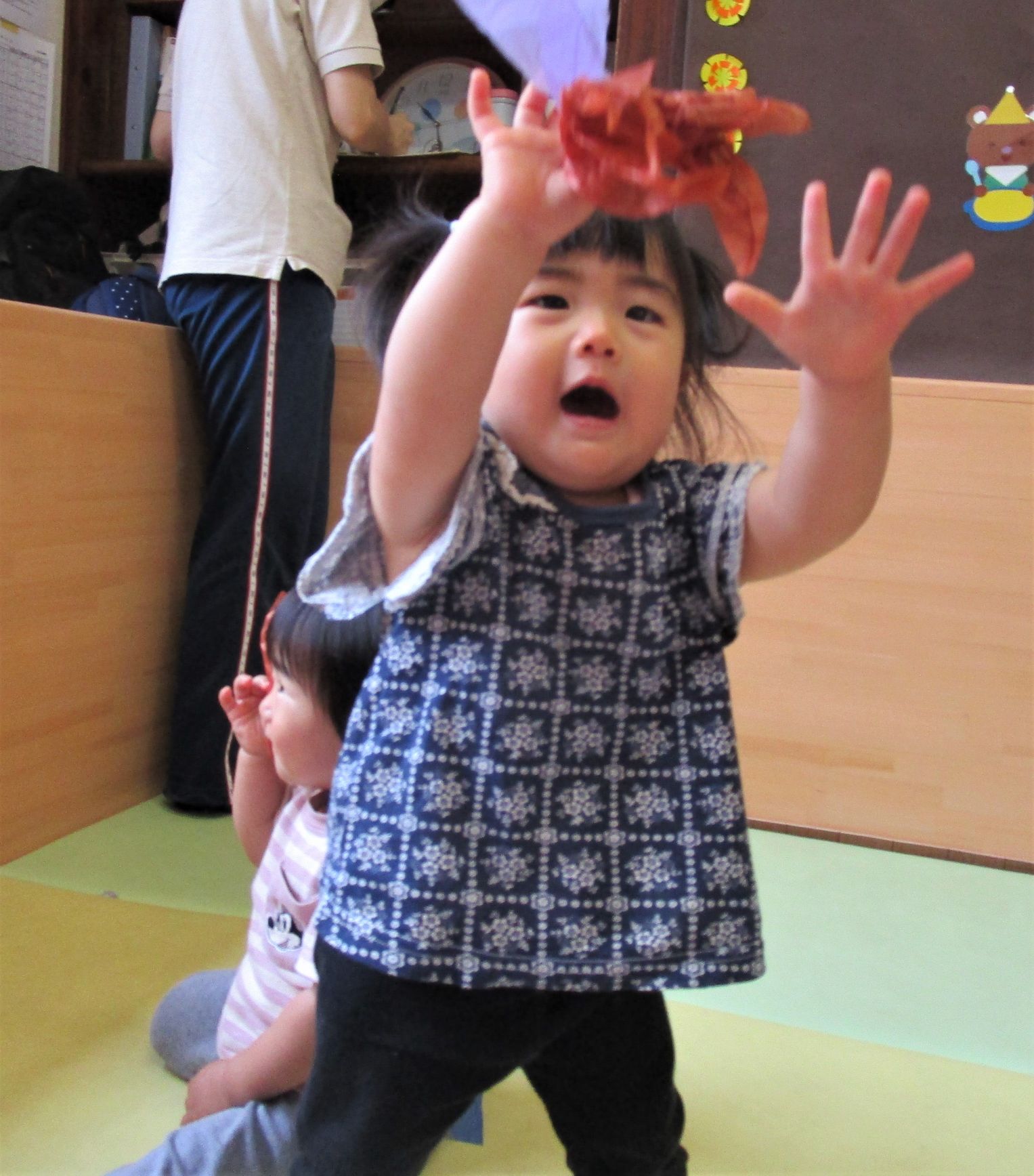 舞う紙に触れる女の子