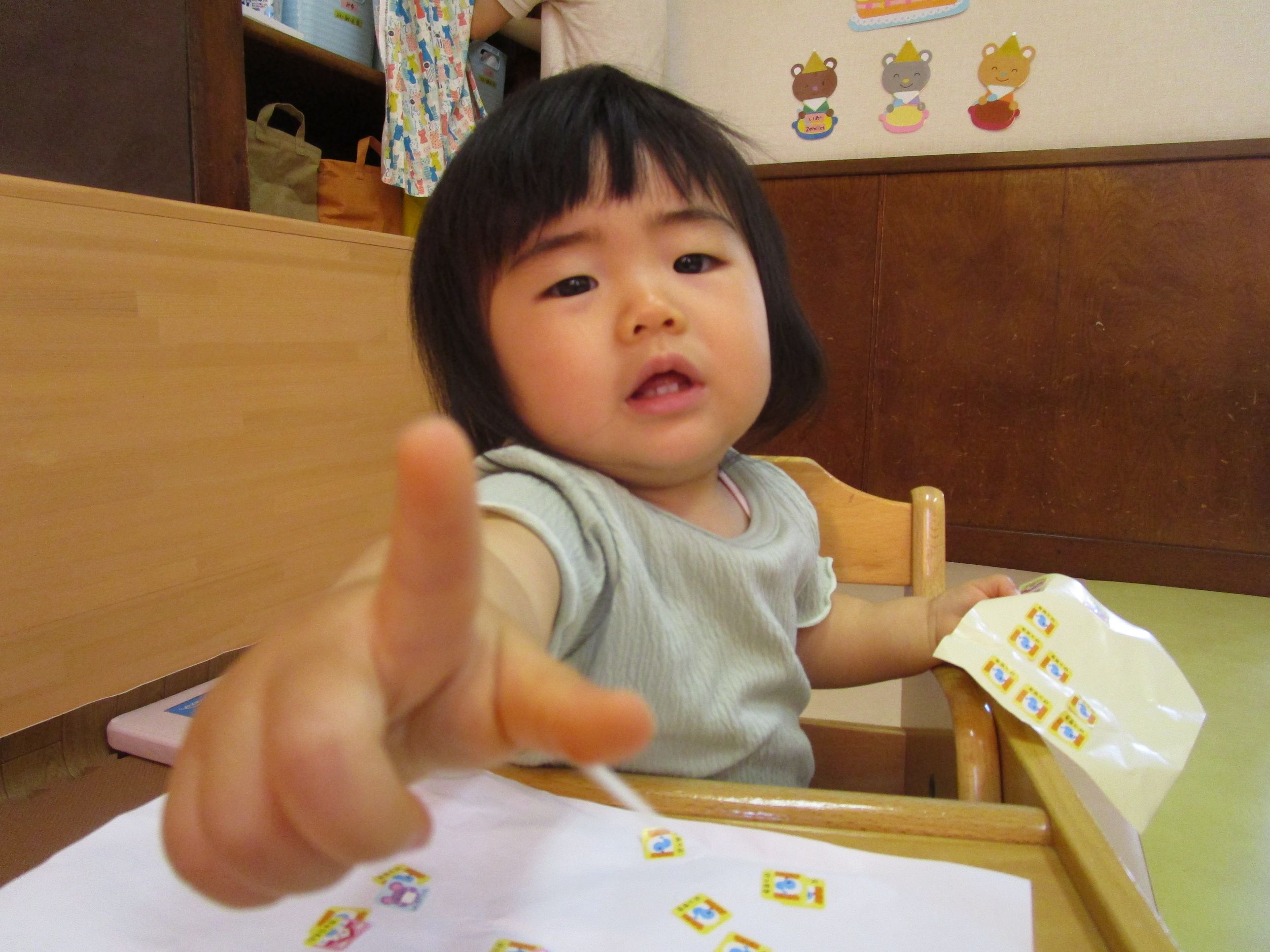 指さしをする女児