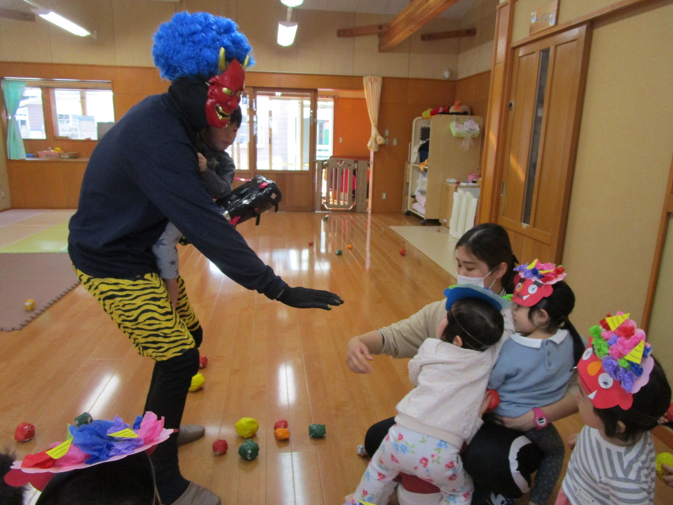 子どもとタッチしようとする鬼