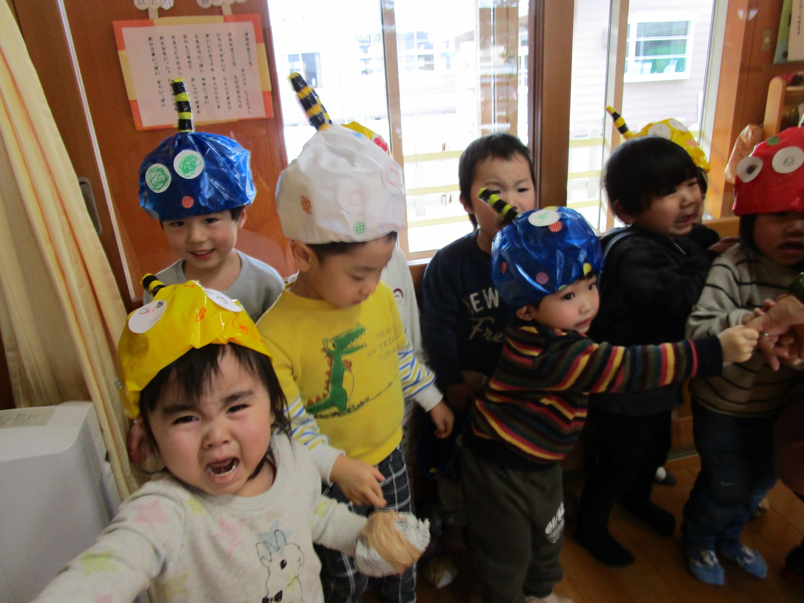 鬼が怖くてなく子どもたち