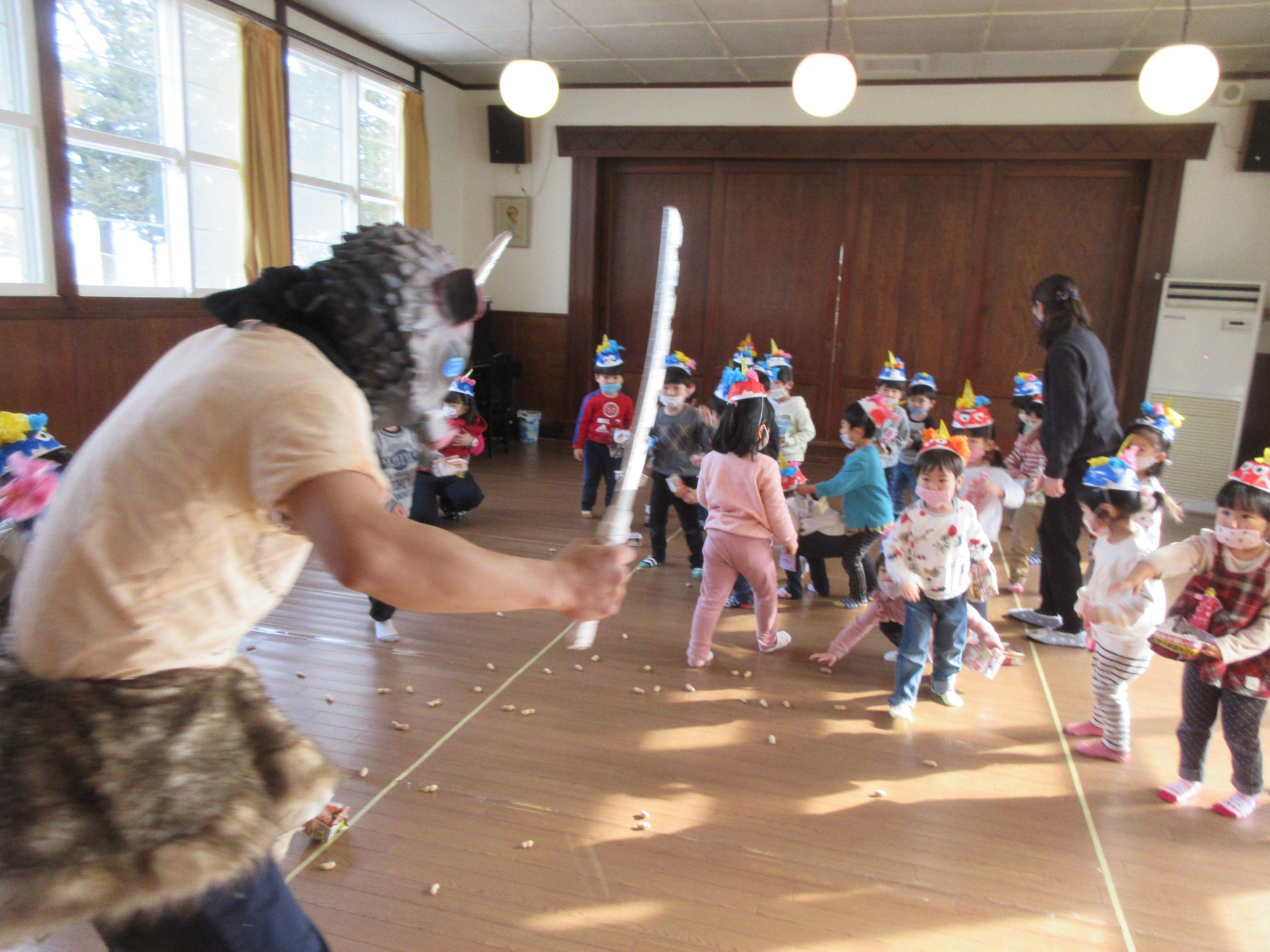 刀を持った鬼から逃げる子ども達