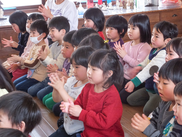 指先の爪の間の汚れも きちんと洗おう！