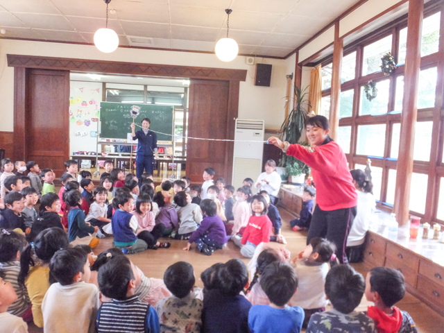 ｛はくしょん！」 咳をすると、５ｍも遠くまでつばは飛んでいくんだよ！ 感染予防のためにマスクを しましょうね！